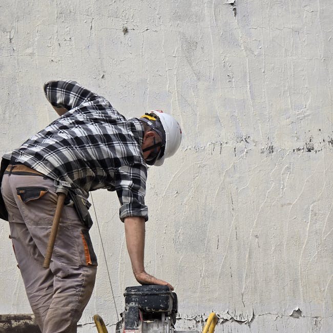 Construction worker kneeling with knee pads — illustrating gel cushion, hard cap, and strap retention.